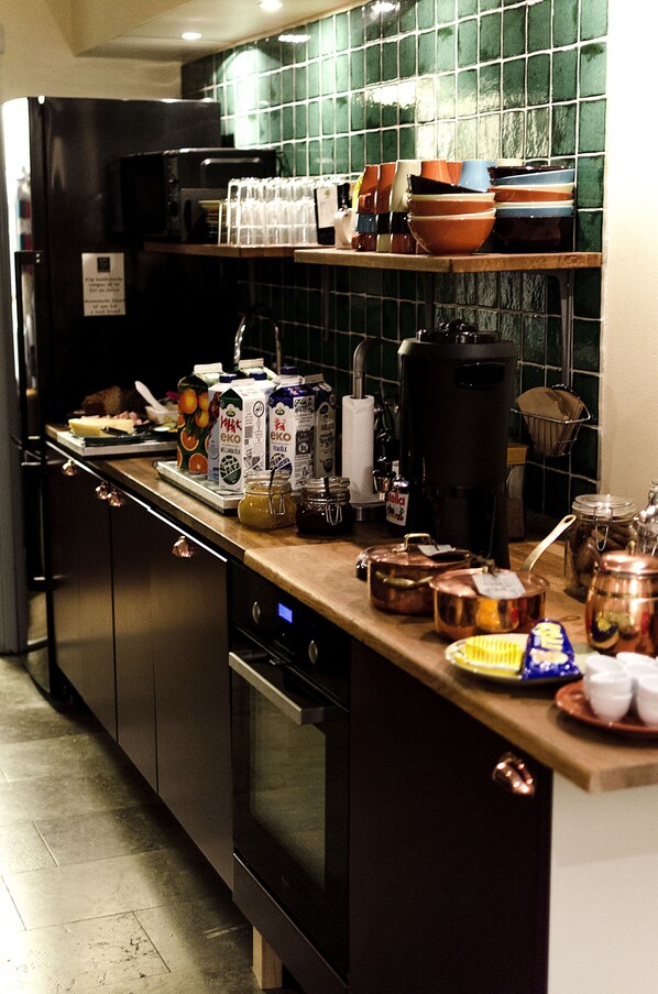 Réfrigérateur dans l'espace commun, micro-ondes dans l'espace commun