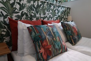 Chambre avec lits jumeaux, salle de bains commune