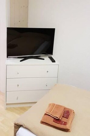 Single Room, Shared Bathroom | Living area | 100-cm LED TV with cable channels, TV - Hotel Löwen (Mellingen)