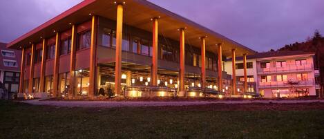 Déjeuner et dîner servis sur place, spécialités Cuisine locale