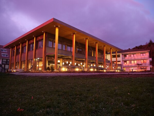 Melayani makan siang dan makan malam dengan sajian masakan lokal