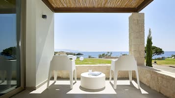 Habitación doble Deluxe, vista al mar | 1 habitación, caja de seguridad en la habitación y insonorización