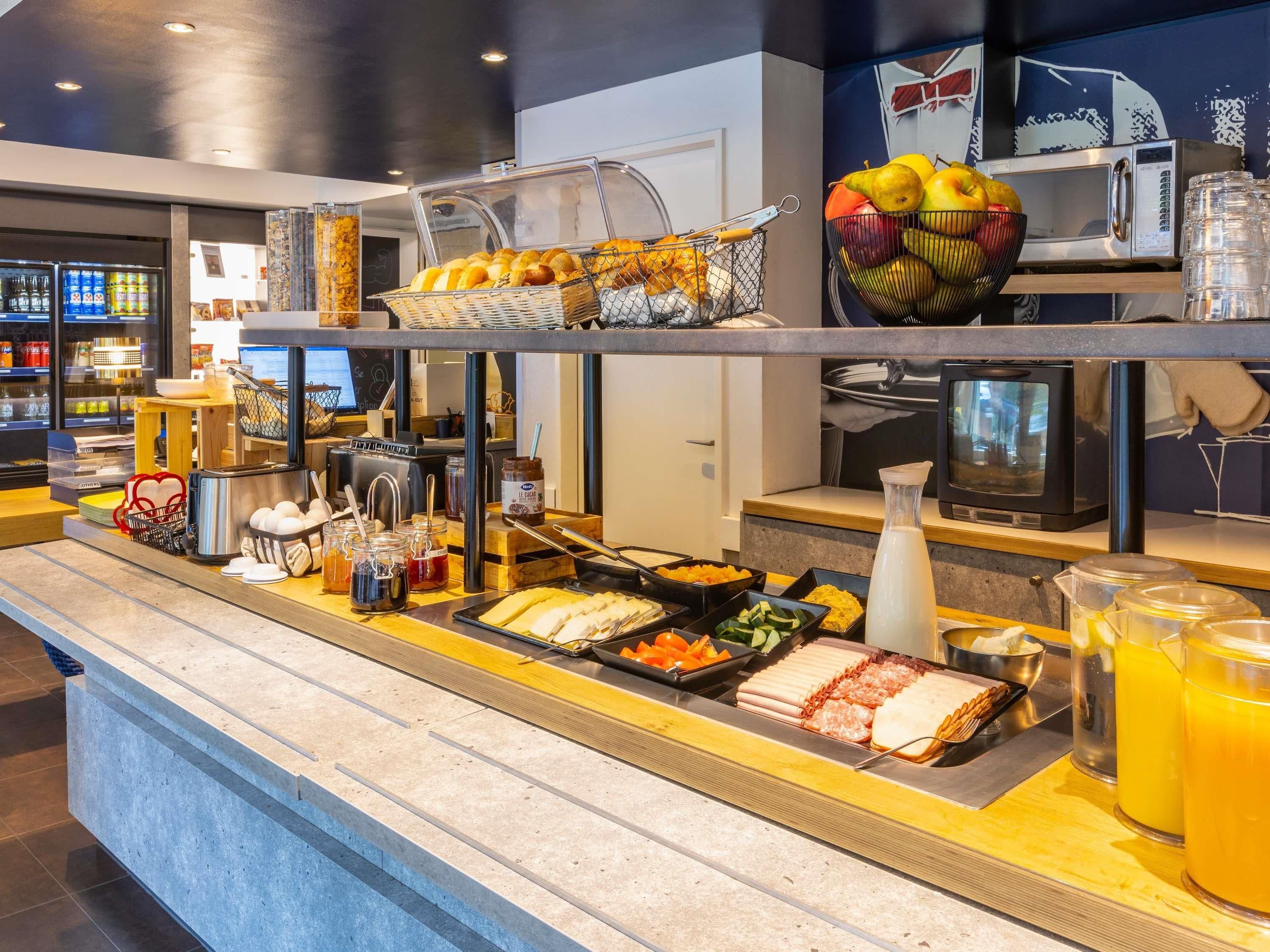 Ein Bereich mit einem reichhaltigen Buffet, einer Mikrowelle und einer Obstschale.