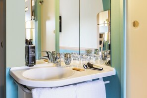 Shower, eco-friendly toiletries, towels