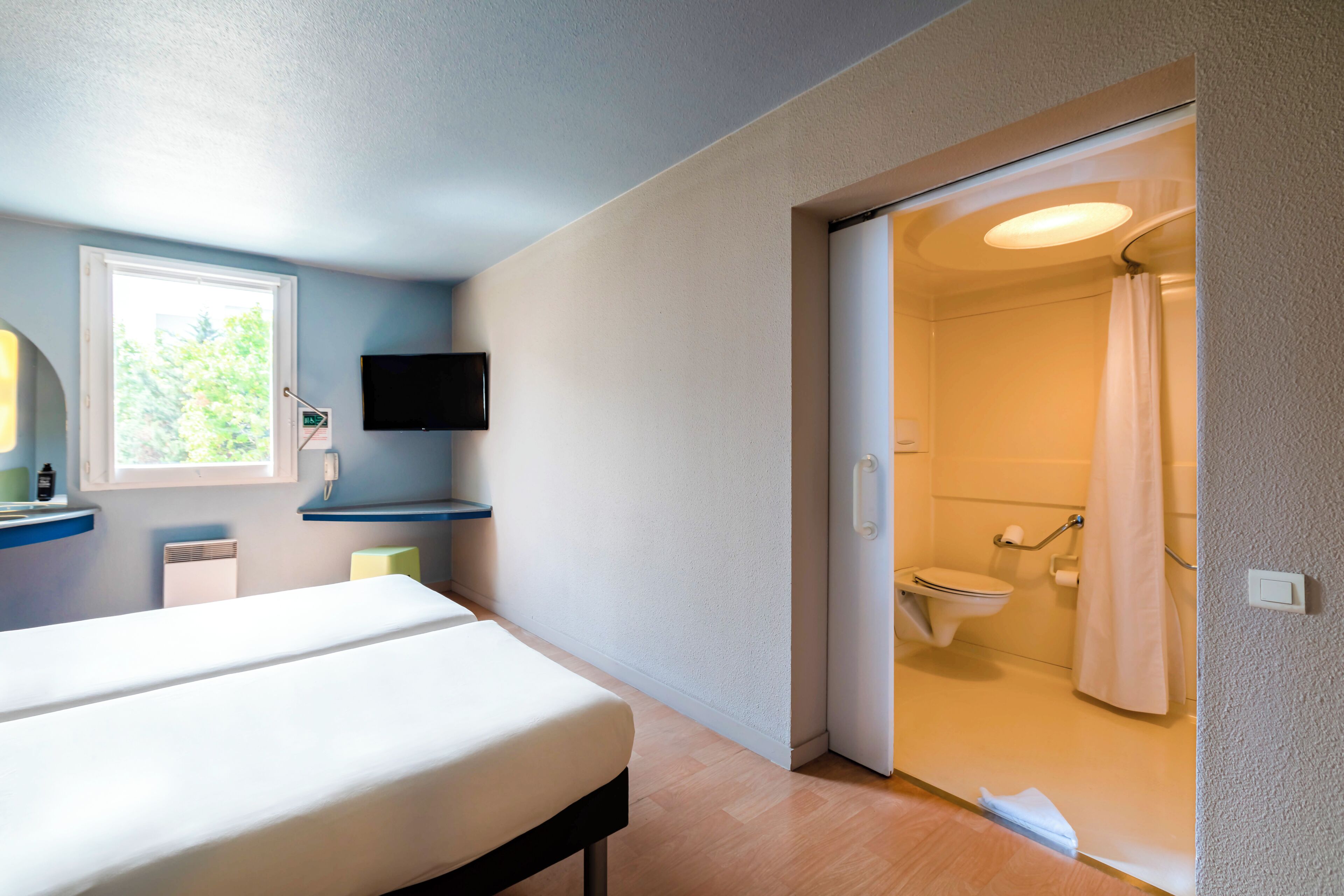 Chambre Standard, 1 lit double, accessible aux personnes à mobilité réduite