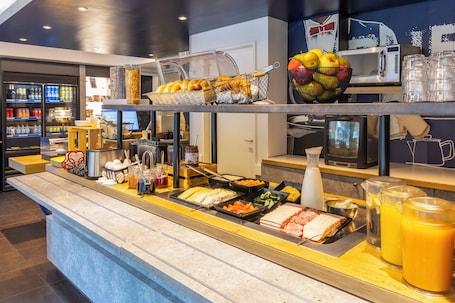 Daily buffet breakfast for a fee. ibis budget Basel Pratteln