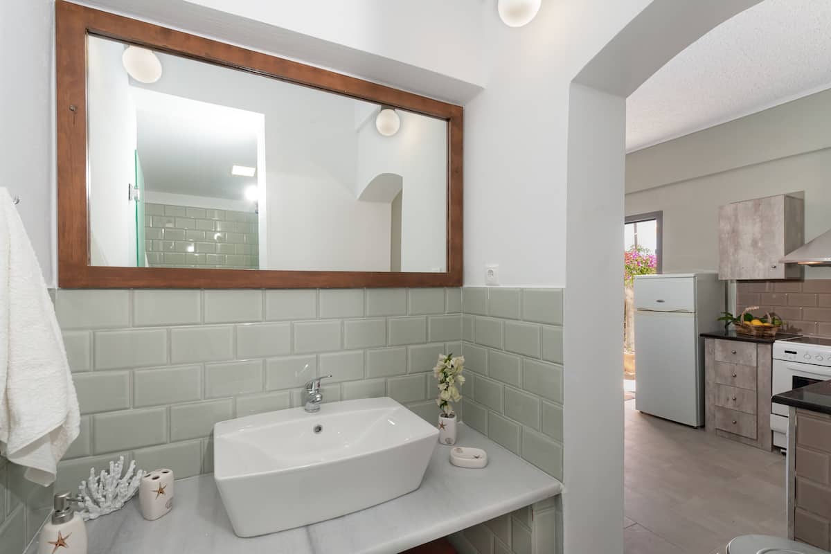 standard villa, 2 bedrooms, sea view (the residence) | bathroom | free toiletries, hair dryer, towels