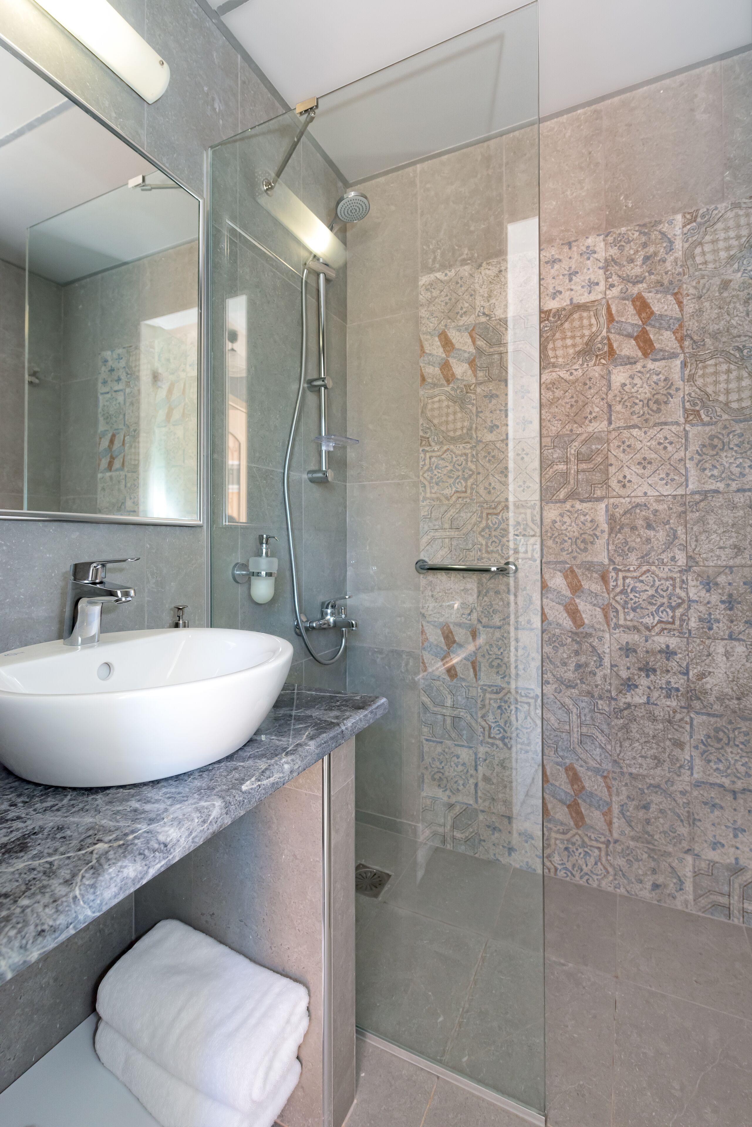 deluxe suite, sea view | bathroom | free toiletries, hair dryer, towels