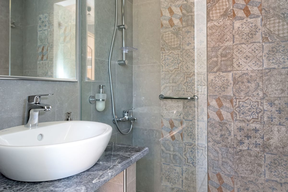 deluxe suite, sea view | bathroom | free toiletries, hair dryer, towels