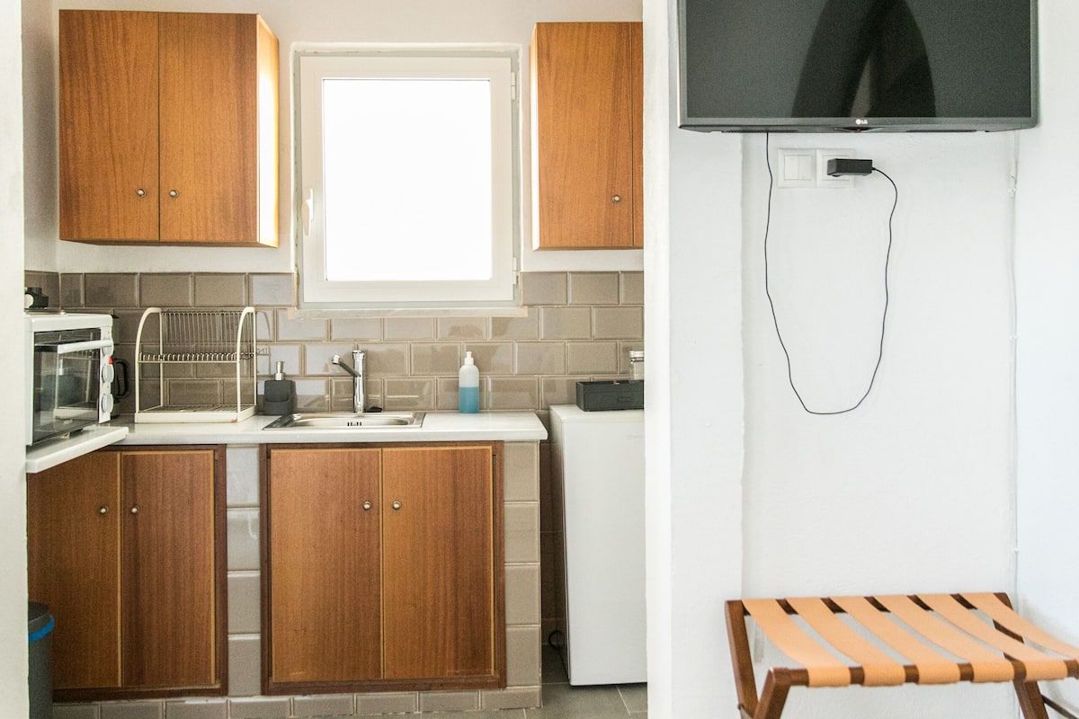 junior suite, 1 bedroom, sea view | private kitchen | fridge