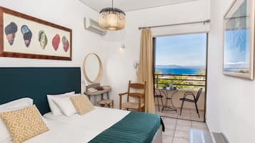 Habitación con 1 cama matrimonial o 2 individuales, vista al mar | Camas con pillow-top, escritorio y tabla de planchar con plancha