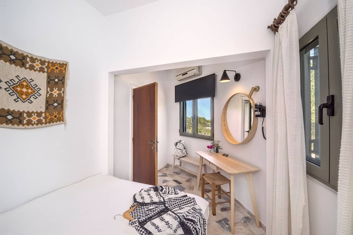 Superior Suite, Sea View | Pillowtop beds, desk, iron/ironing board, free WiFi