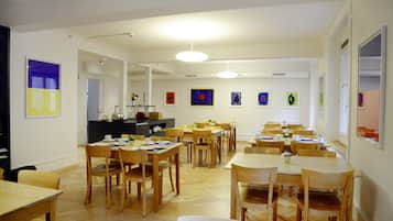 Café da manhã com buffet grátis todos os dias