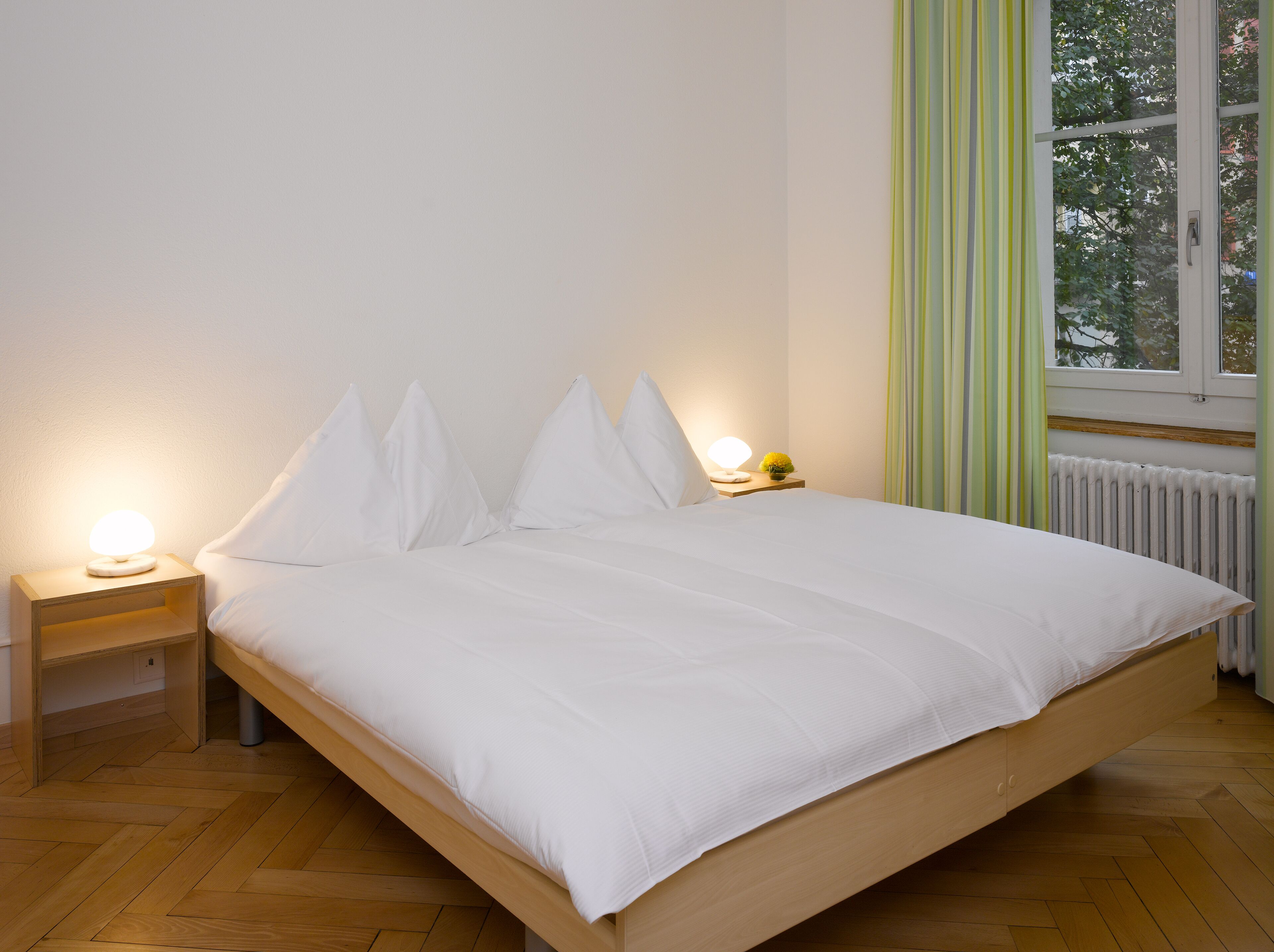 hypo-allergenic bedding, desk, free cots/infant beds, free wifi