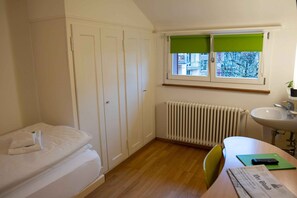 Standard Single Room, Shared Bathroom | Hypo-allergenic bedding, desk, free cribs/infant beds, free WiFi - Hotel Marthahaus (Bern)