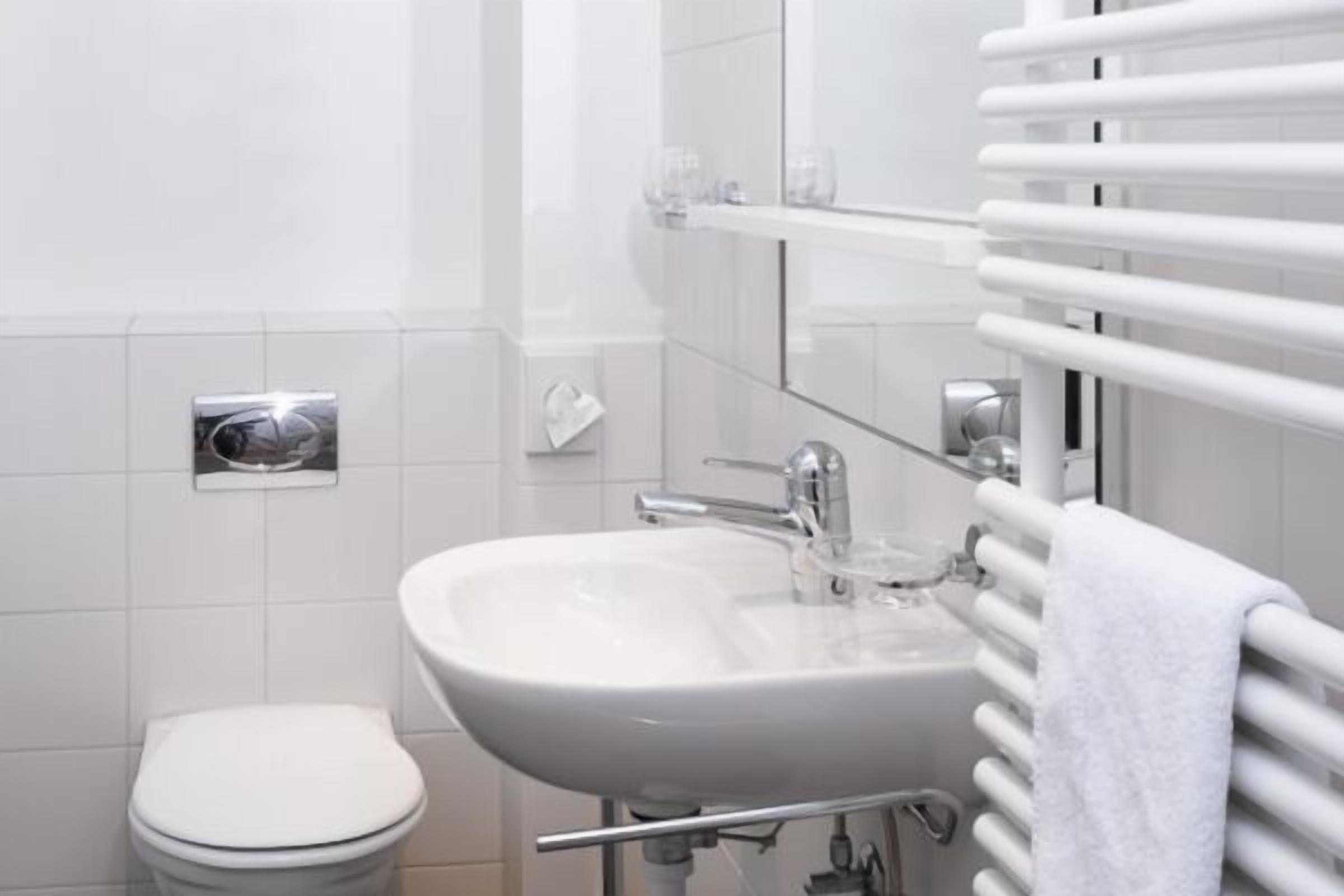 triple room, private bathroom | bathroom | shower, free toiletries, hair dryer, towels