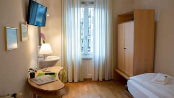 Quarto solteiro standard, banheiro compartilhado | Roupas de cama antialérgicas, escrivaninha, berços grátis