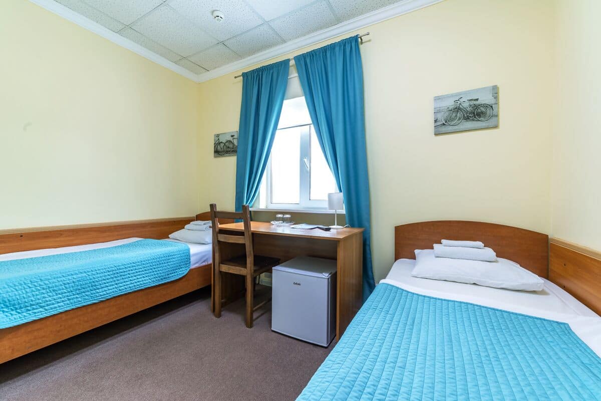 Ruang kerja ramah laptop, tirai kedap cahaya, dan kedap suara