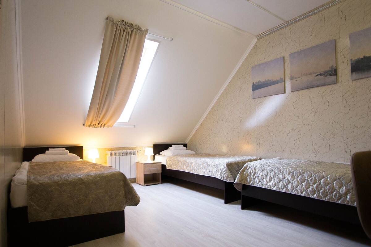 Ruang kerja ramah laptop, tirai kedap cahaya, dan kedap suara