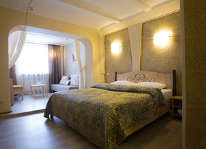 Habitación Deluxe | Espacio para trabajar con laptop, cortinas blackout y insonorización