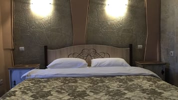 Deluxe Room | Laptop workspace, blackout drapes, soundproofing, free WiFi