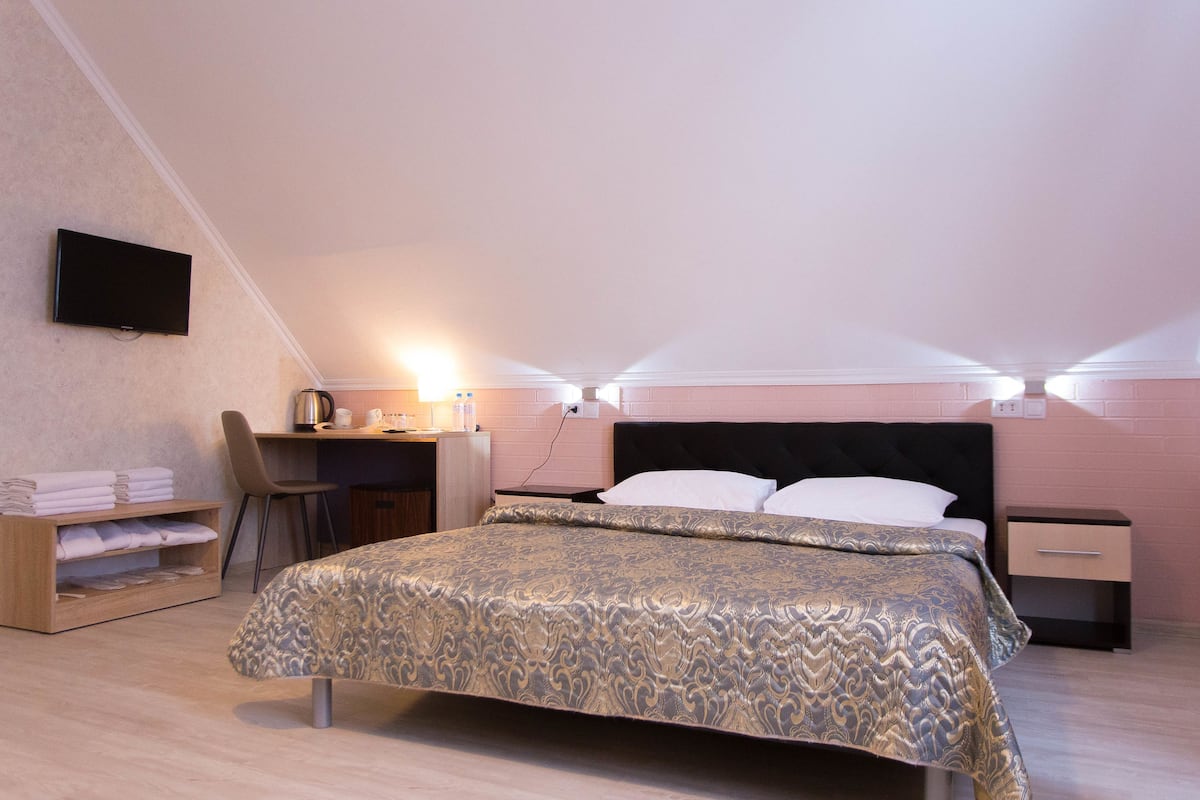 Kamar Keluarga | Ruang kerja ramah laptop, tirai kedap cahaya, dan kedap suara