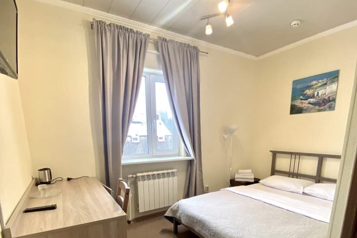 Kamar Double, 1 Tempat Tidur Double | Ruang kerja ramah laptop, tirai kedap cahaya, dan kedap suara