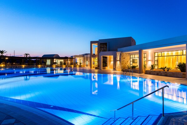 Front of property – evening/night - Grand Hotel Holiday Resort (Hersonissos)