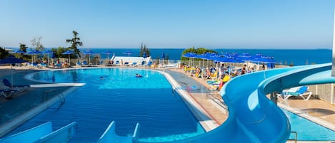 Inomhuspool, utomhuspool, parasoller och solstolar