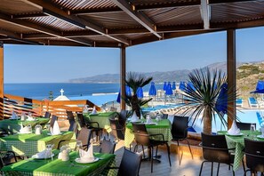 Breakfast, lunch and dinner served - Grand Hotel Holiday Resort (Hersonissos)