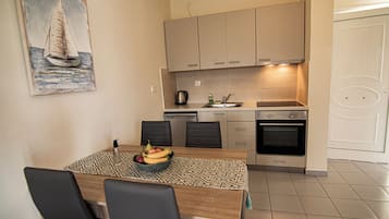 Superior Apartment, Sea View (4 persons) | Private kitchen | Fridge, stovetop, electric kettle, cookware/dishes/utensils