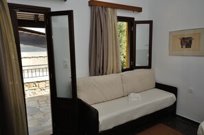 Habitación cuádruple, 1 habitación, no fumadores, vistas al jardín | Ropa de cama hipoalergénica, caja fuerte, sistema de insonorización