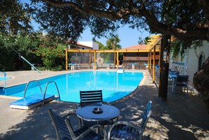 Una piscina al aire libre (de 08:00 a 18:00), tumbonas