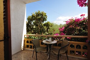 Habitación triple, 1 habitación, para no fumadores, vista al jardín | Vista del balcón