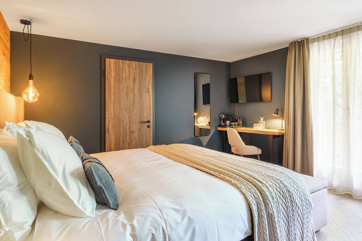 Comfort Double Room | In-room safe, desk, laptop workspace, iron/ironing board (on request)