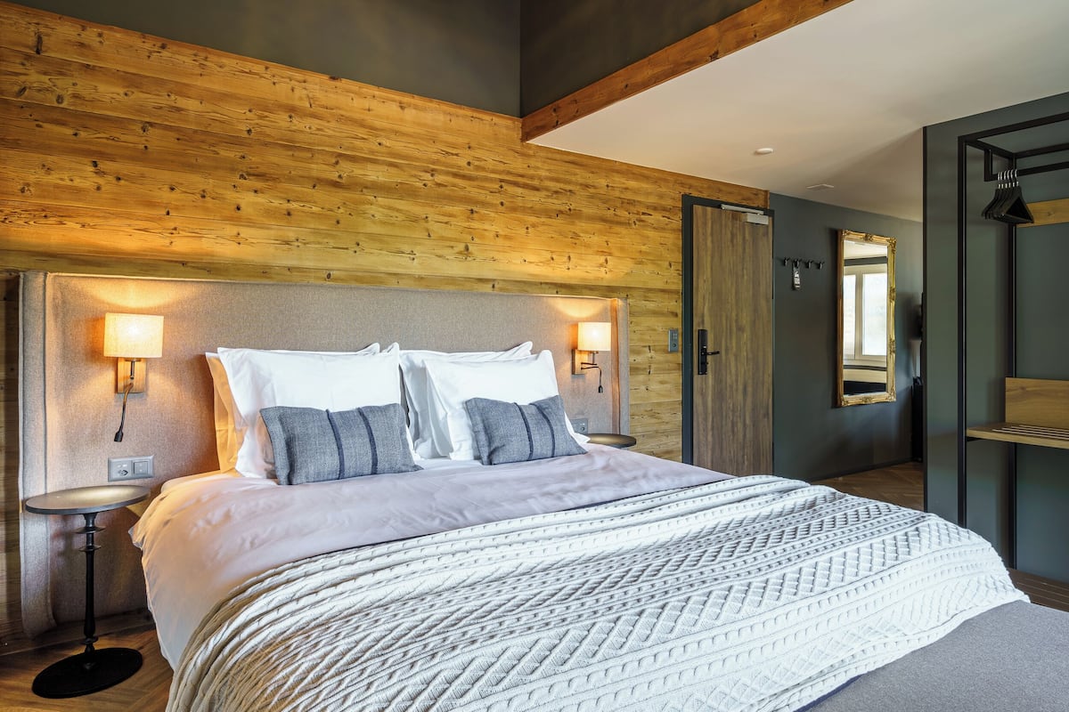 Deluxe Suite, Balcony, Mountain View