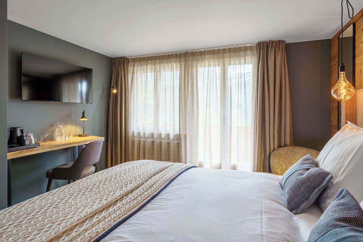 Standard Double Room, Balcony, Mountain View