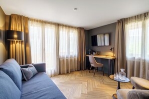 Suite – deluxe, balkong, fjellutsikt | Safe på rommet, skrivebord og wi-fi (inkludert)