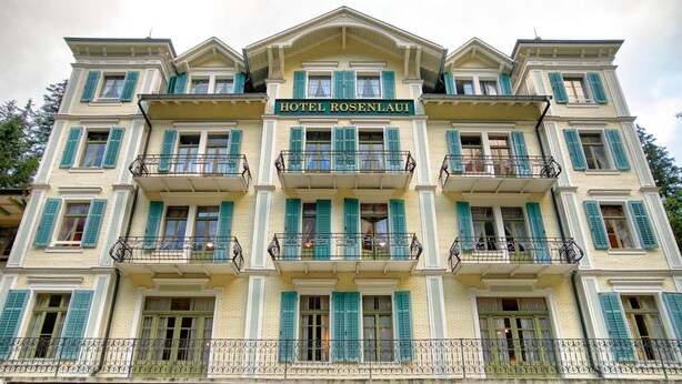 A multi-story building with a sign reading "HOTEL ROSENLAUI". - Hotel & Restaurant Alpenrose (Innertkirchen)