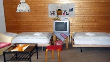 Caja de seguridad en la habitación, escritorio y ropa de cama