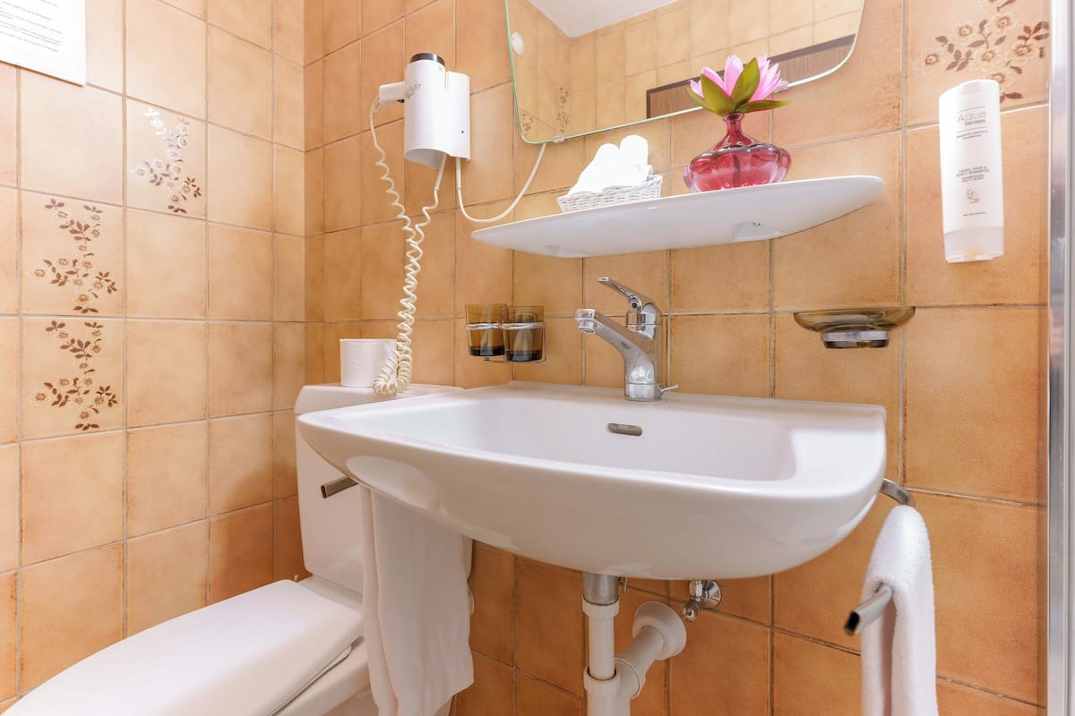 comfort triple room | bathroom | combined shower/bathtub, free toiletries, hair dryer, towels