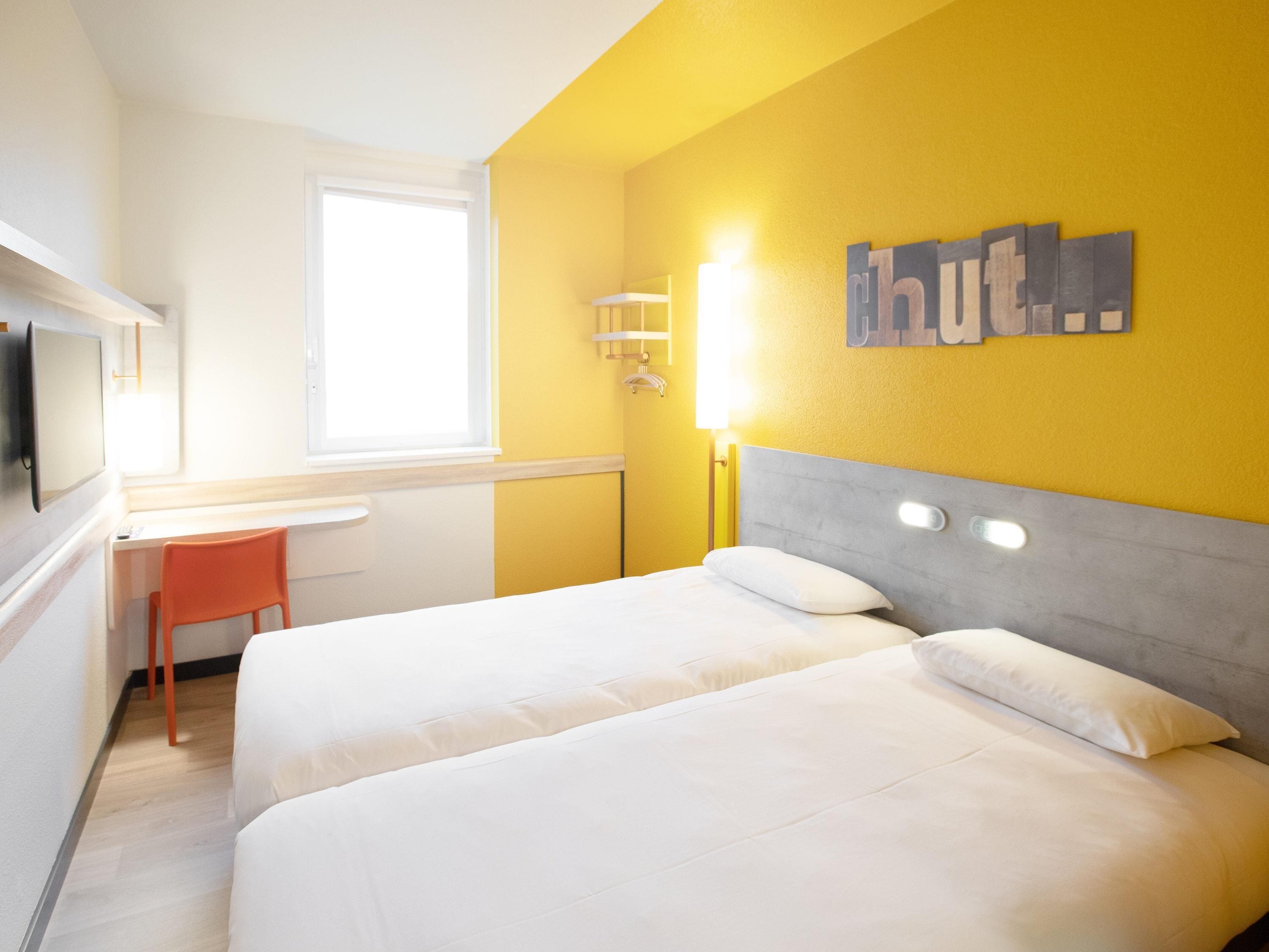 standard room, 2 single beds | desk, iron/ironing board, free wifi, bed sheets