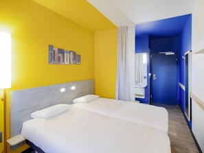 Desk, iron/ironing board, free WiFi, bed sheets - ibis budget Geneve Aeroport (Vernier)