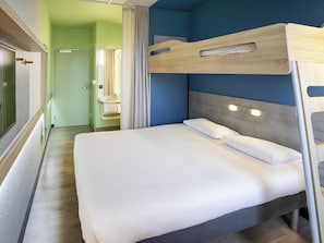 Double Room | Desk, iron/ironing board, free WiFi, bed sheets