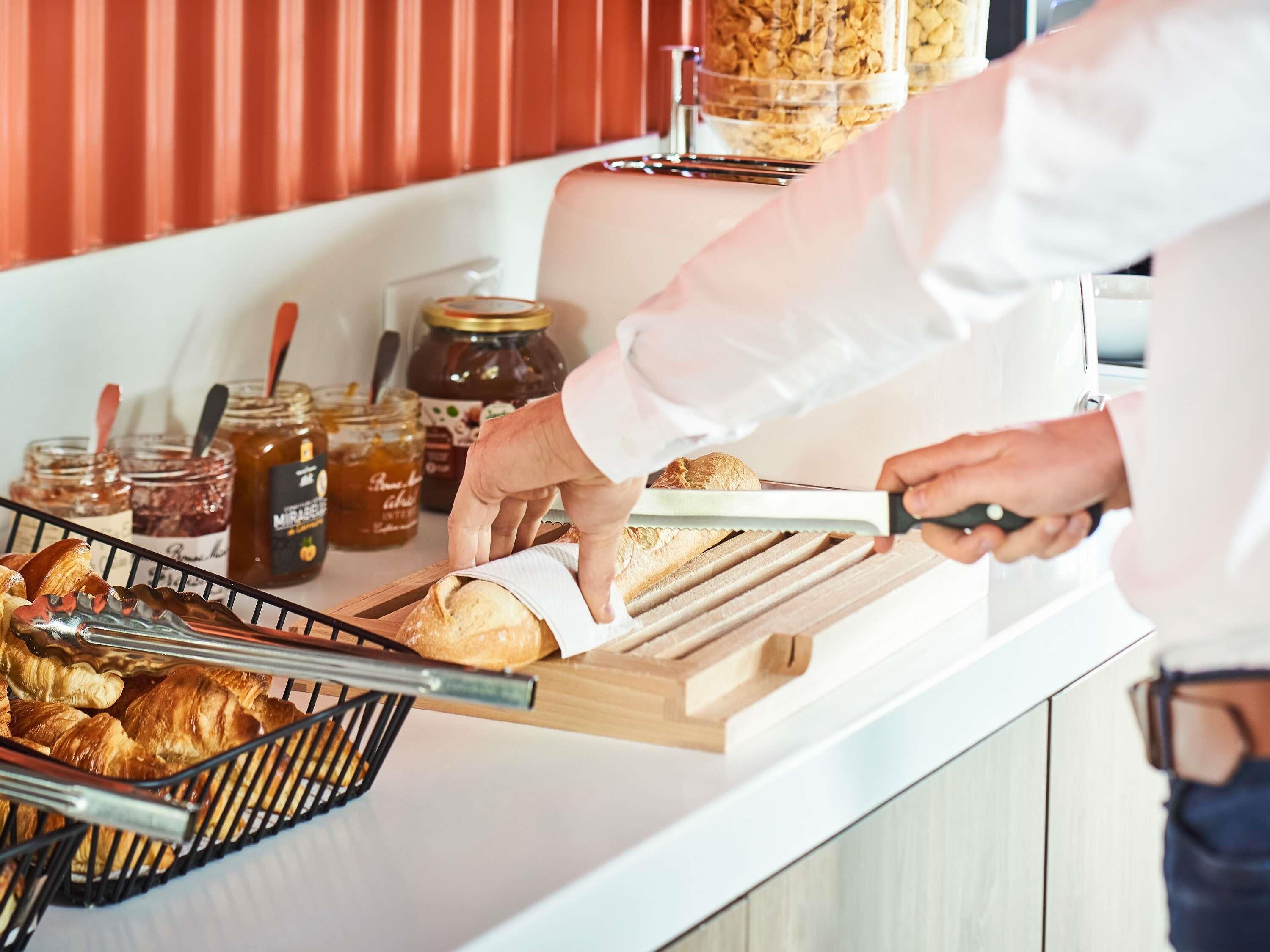 Tägliches Frühstücksbuffet (14 CHF pro Person)