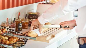 TĂ€gliches FrĂŒhstĂŒcksbuffet (14 CHF pro Person)