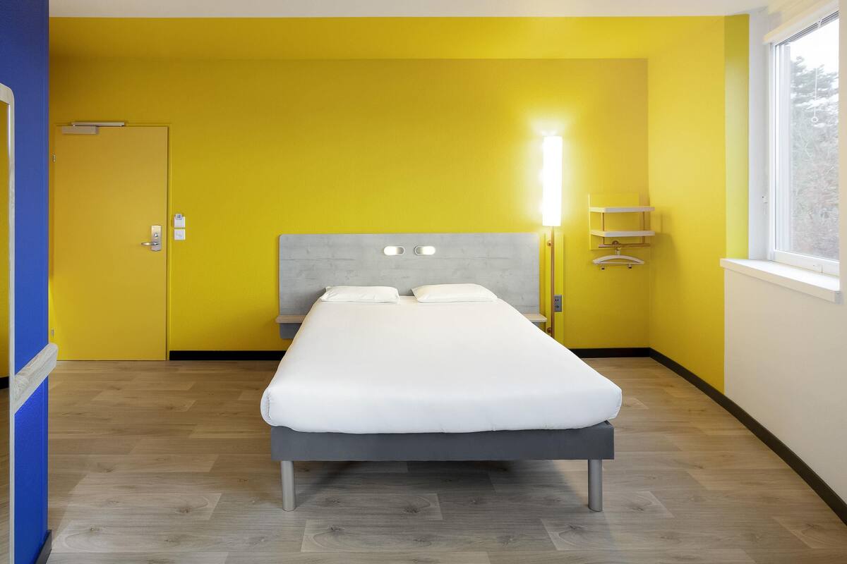 double room | desk, iron/ironing board, free wifi, bed sheets