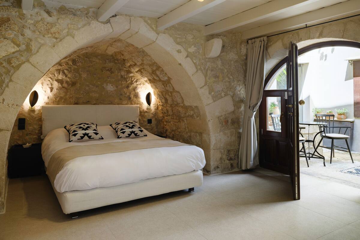أغطية فراش متميزة وخزنة داخل الغرفة ومكتب ومساحة عمل للكمبيوتر المحمول