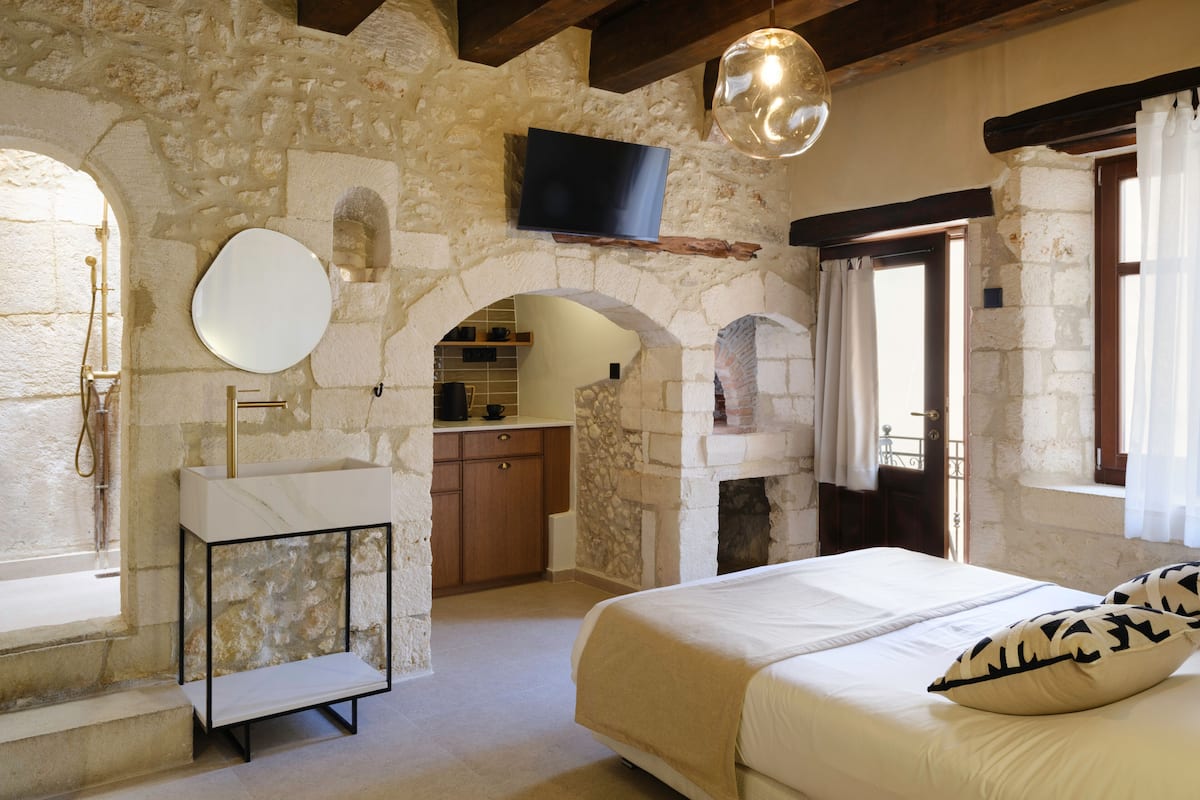 Estudio estándar | Ropa de cama de alta calidad, caja fuerte, decoración individual