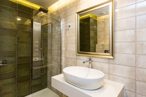 Junior Suite | Bathroom | Shower, rainfall showerhead, hair dryer, slippers - Casa dei Delfini (Rethymno)